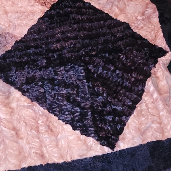 VINTAGE BEAUTIFUL ALPAC 75X75" DIAMOND PATTERN RUG IN EXCELLENT CONDITION - Picture 14 of 16